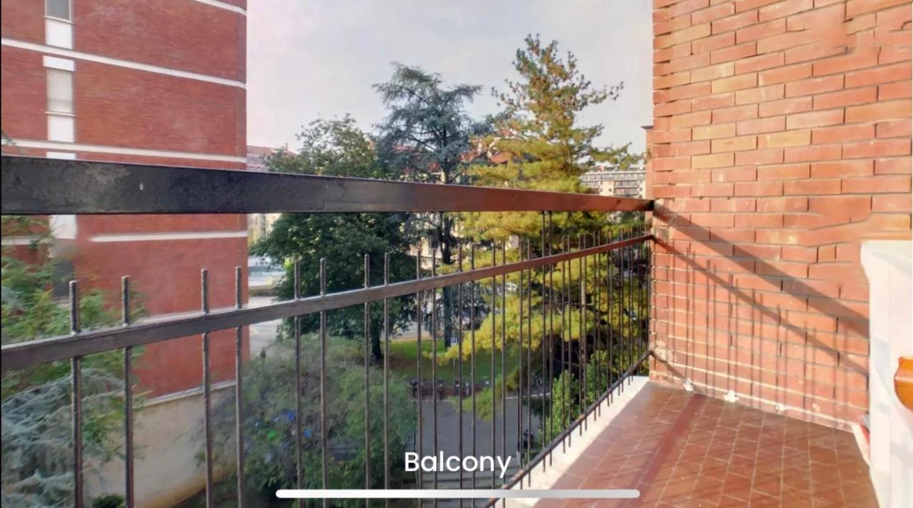 Metro Famagosta - Luminoso Appartamento Con Balcone Free Wifi & Parking มิลาน ภายนอก รูปภาพ